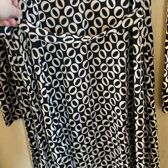 Diane Von Furstenberg Long Sleeve Wrap Dress, 100% Silk, Size 10 - Picture 5 of 6